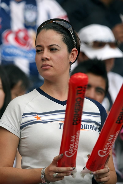 La tribuna mira atenta el partido.
