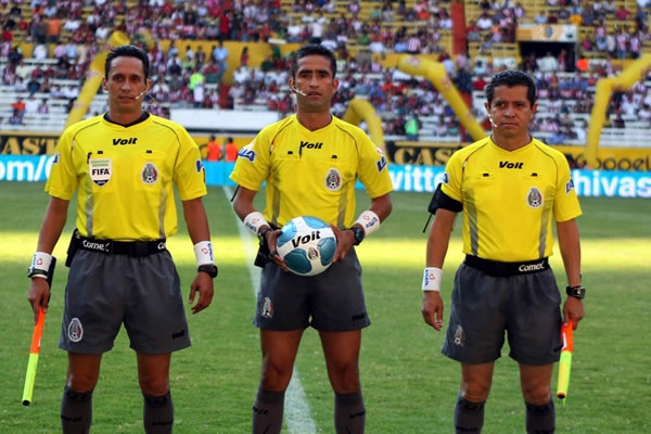 La tripleta arbitral es retratada