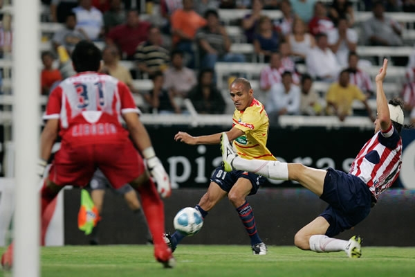 La zaga rojiblanca sufrió con el ataque purépecha