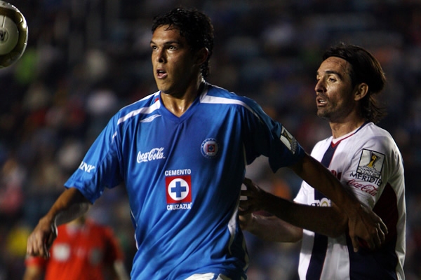 Landín quiere el balón ante Espinoza.