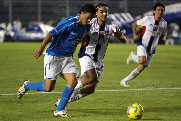 Landín tuvo eta al final, pero su tiro lo atajó Vilar.