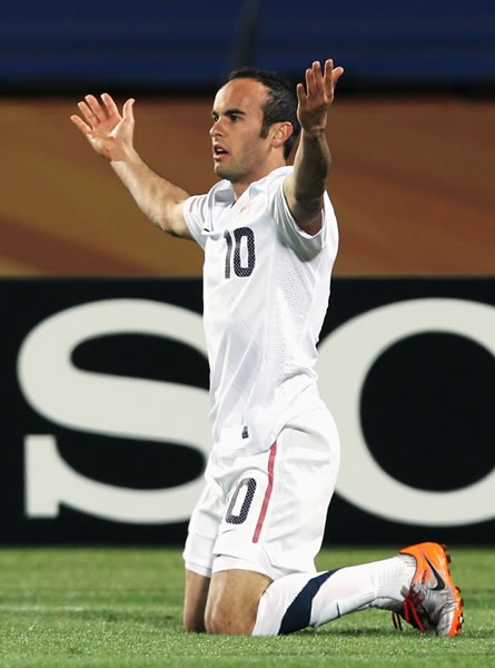 Landon Donovan reclama una falta