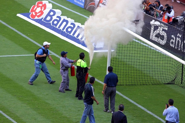 Las abejas, demoraron el partido
