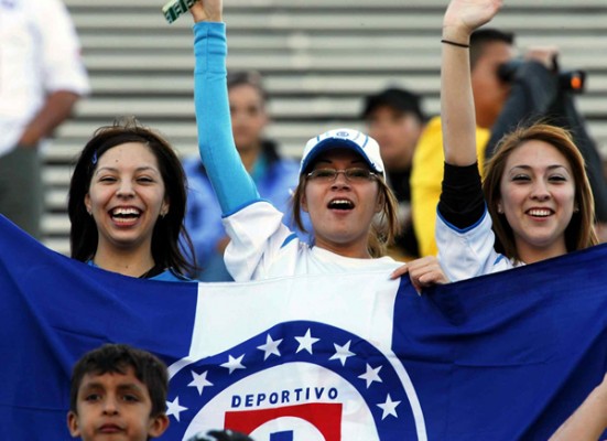 Las aficionadas del Azul no mostraban nada de miedo.