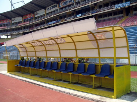 Las bancas están listas para recibir a los jugadores de ambas escuadras.