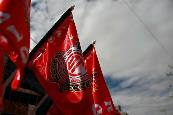 Las banderas en lo alto del Nemesio Díez.