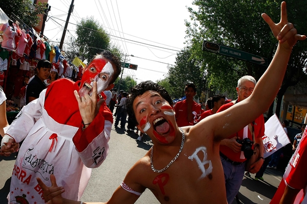 Las calles a las afueras del estadio, toda una verbena.