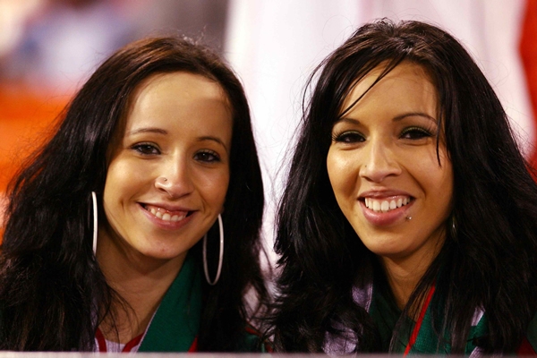 Las chicas guapas que apoyan incondicional.