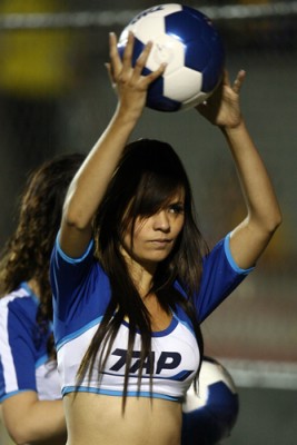 Las edecanes pusieron el ambiente en la cancha.