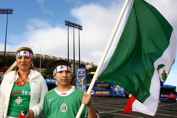 Las familias empiezan a llegar al estadio.