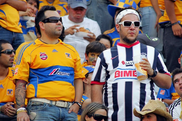 Las gradas del Universitario lucieron muy coloridas