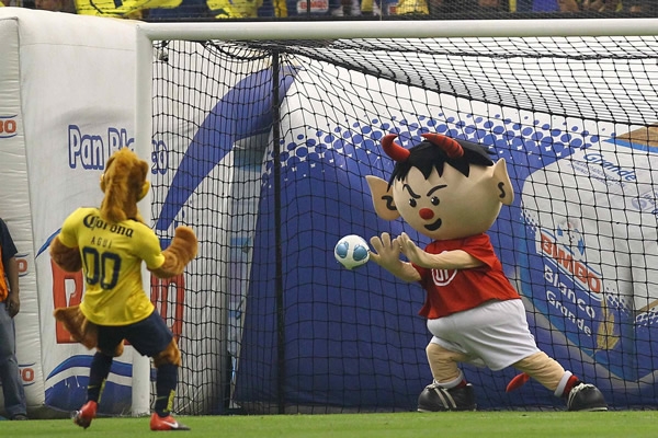 Las máscotas jugaron en la cancha del Azteca