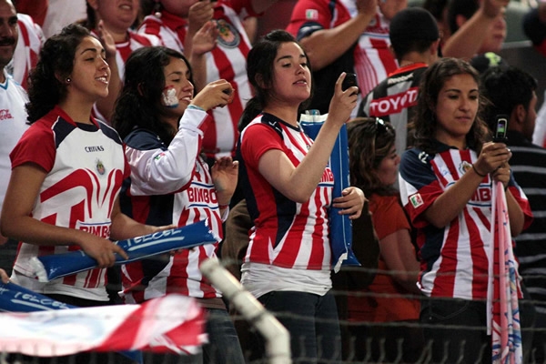 Las seguidoras de las chivas esperaban el milagro
