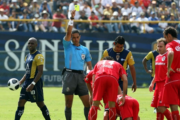 Las tarjetas no faltaron para los jugadores.