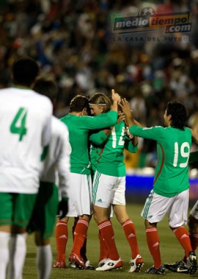 Leandro en su primer gol con la Selección Mexicana.