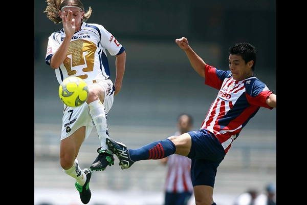 Leandro peleaba la pelota.