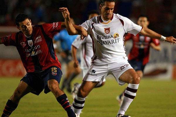 Leaño cubre el esférico ante el Potro.