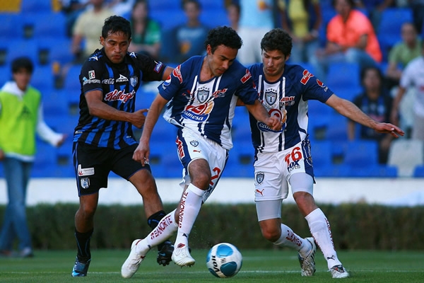 Leobardo López intenta salir con el balón controlado.