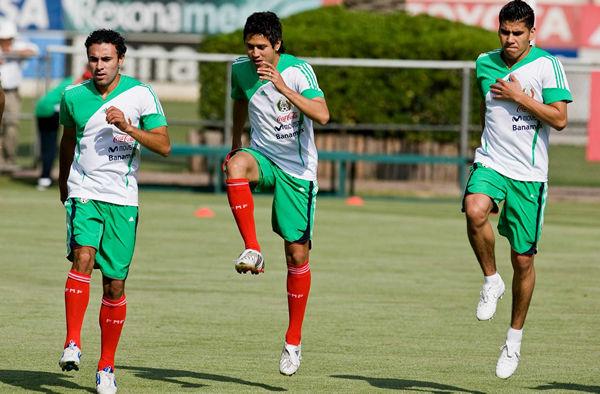 Leobardo López, Julio César Domínguez y Carlos Salcido realizando trabajo para el encuentro.