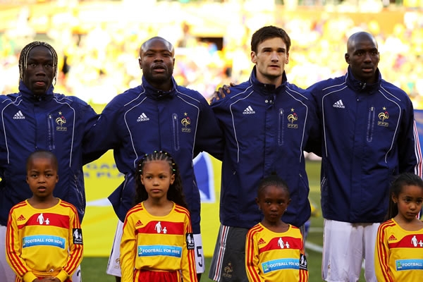 Les Bleus en la ceremonia de los himnos
