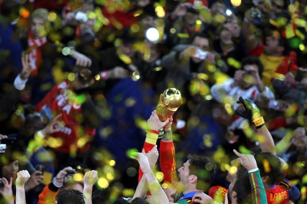 Levantando el trofeo.