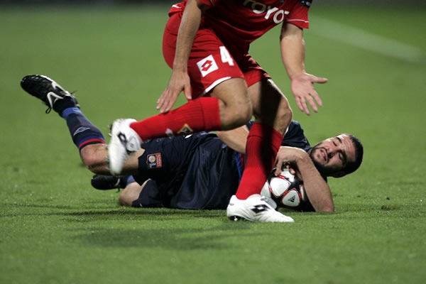 Lisandro López del Lyon recibió una fuerte falta.