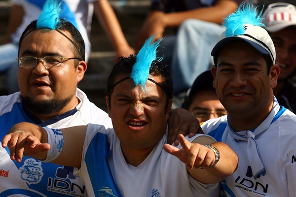 Locura. Aficionados del Puebla apoyan al cien.