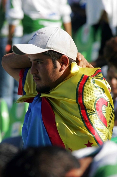 Los aficionados águila cubriéndose del calor.