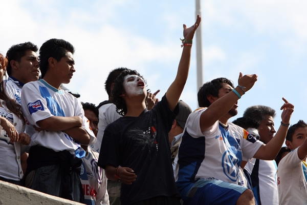 Los aficionados camoteros apoyando con todo
