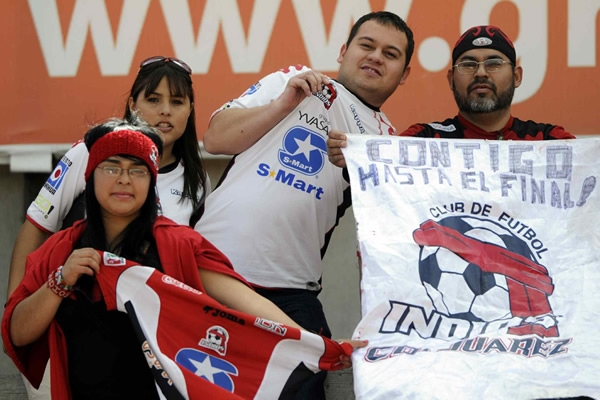 Los aficionados de Indios apoyando hasta el final