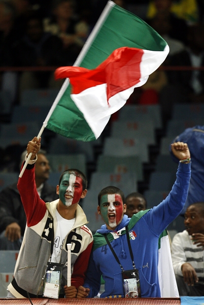 Los aficionados italianos al cien.