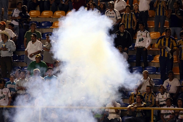 Los aficionados le pusieron color a las tribunas.