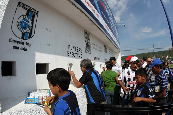Los aficionados llegaron temprano para comprar sus localidades