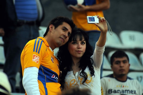 Los aficionados Tigres no perdieron la oportunidad de tomarse una foto