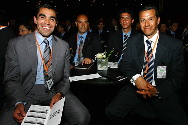 Los árbitros, contentos esperaban las ternas.