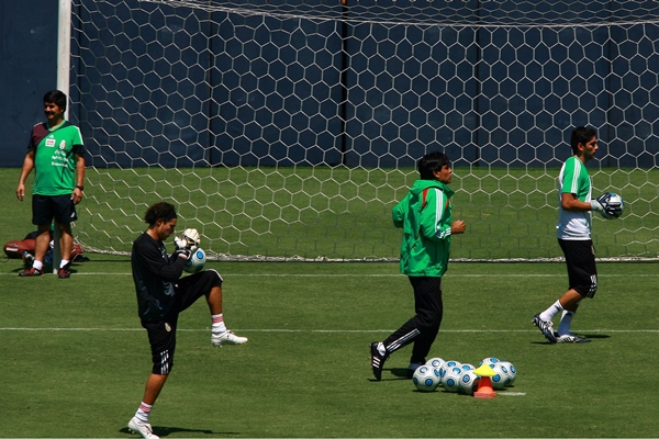 Los arqueros buscando quien cubra el arco