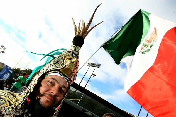 Los aztecas ya tocan sus tambores.