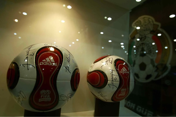 Los balones autografiados no podían faltar
