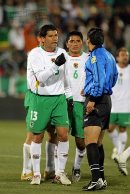 Los bolivianos estaban furiosos con el árbitro.