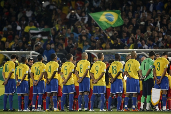 Los brasileños muy atentos a su himno