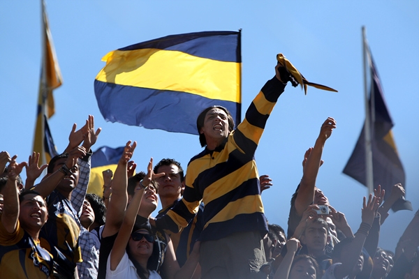 Los cánticos se encendieron junto con el sol de esta tarde.