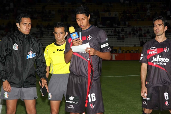 Los Capitanes leyeron un mensaje antes del encuentro