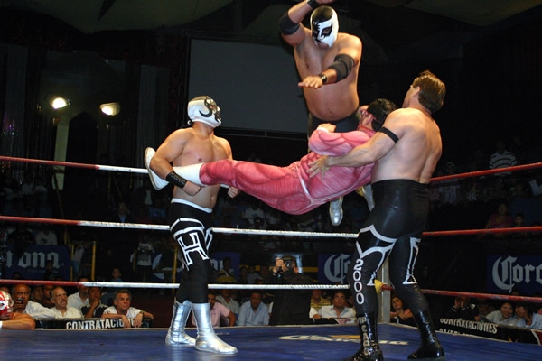 Los Capos al tú por tú contra la invasión de AAA en la Arena Naucalpan.