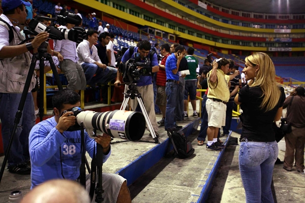 Los colegas periodistas en el trabajo.
