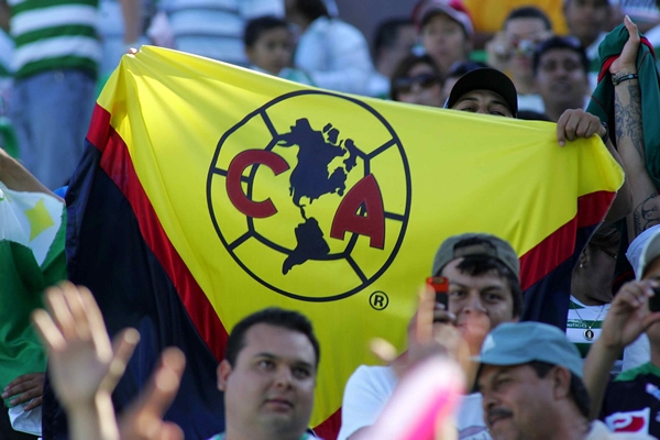 Los colores amarillos siempre llegan a los estadios.