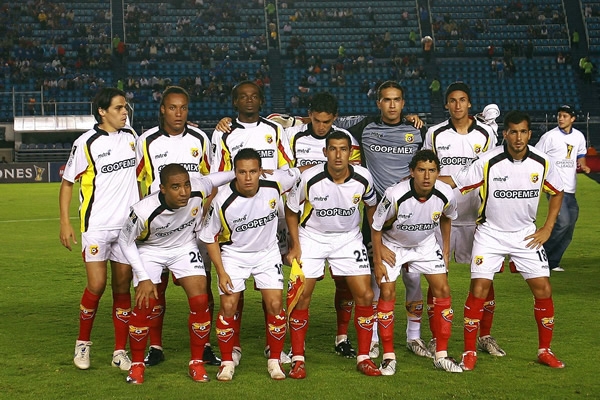 Los costarricences intentando no recibir más goles