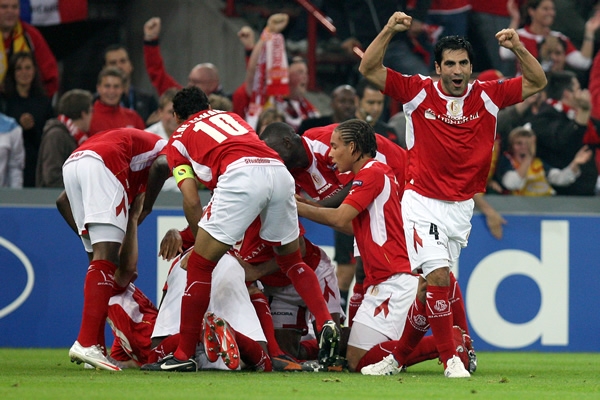 Los de Standard Liege celebraron el tanto de su compañero.