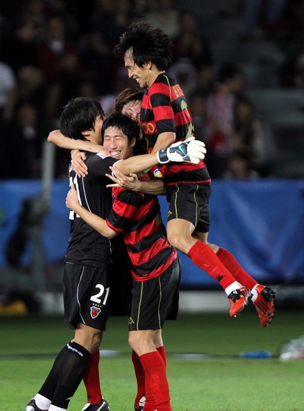Los del Pohang celebran el tercer lugar.