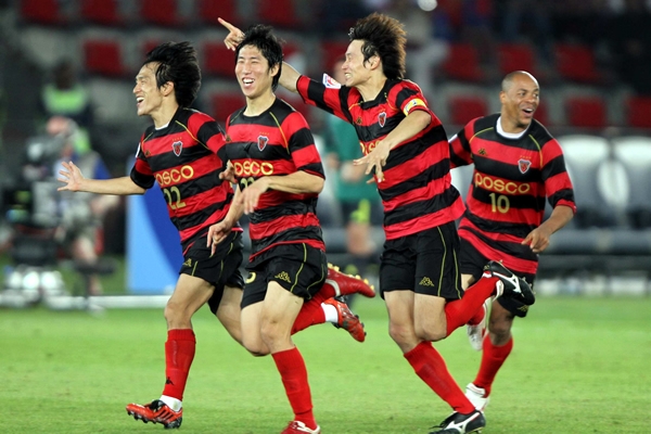Los del Pohang celebran el tercer lugar.