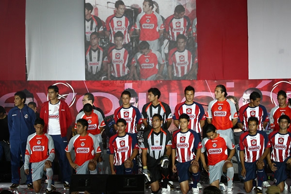 Los dos nuevos uniformes de Chivas.